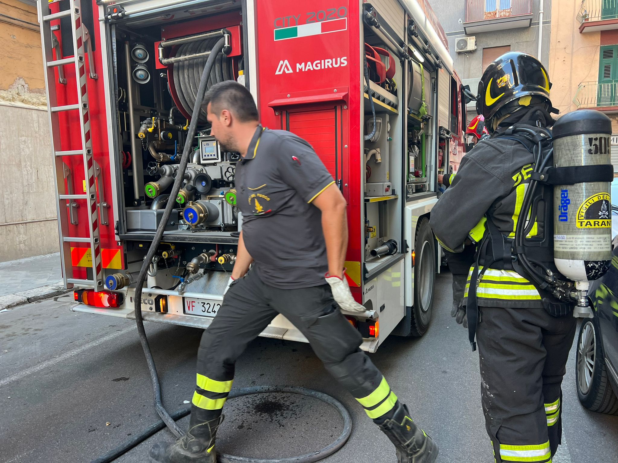 Taranto Appartamento In Fiamme Salvata Una Donna