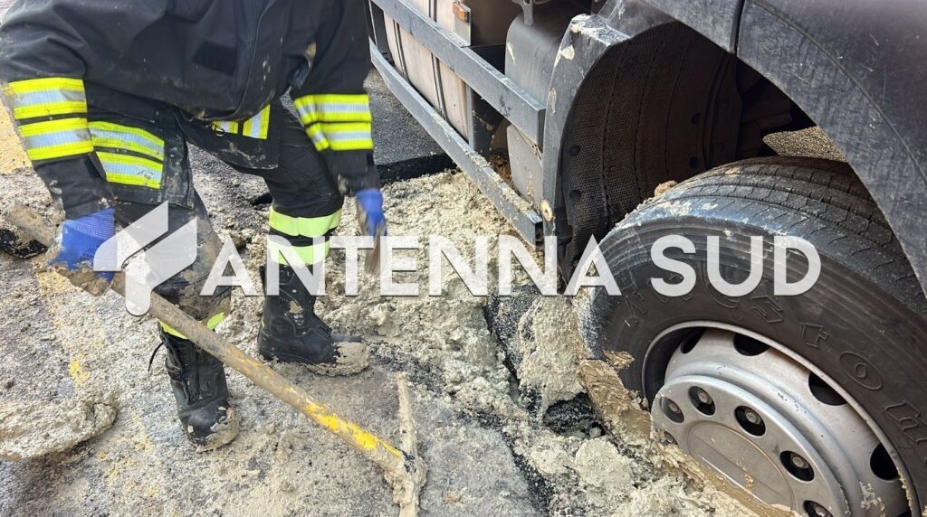 Taranto Cede Il Manto Stradale In Pieno Centro Citt Foto