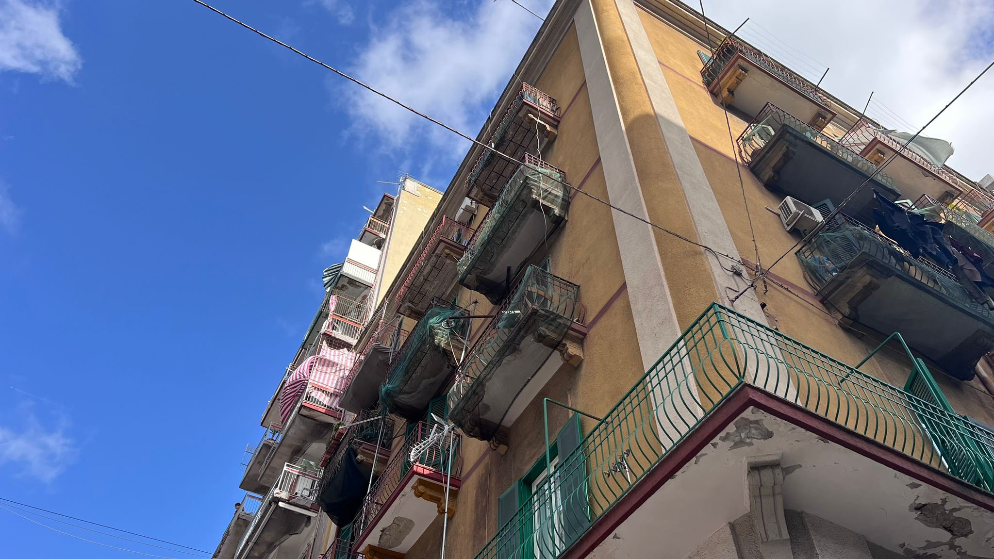 Taranto Paura Per La Caduta Di Calcinacci Da Un Palazzo Antenna Sud