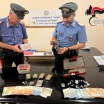 Droga, armi e denaro in casa e in pizzeria: due arresti