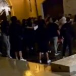 Nardò, ubriaco e nudo per strada: brutalmente aggredito dalla folla (video)