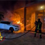 Brindisi, auto in fiamme su via Appia: intervengono i vigili del fuoco