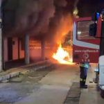 Oria, incendio nel cortile dell’officina: a fuoco centinaia di pneumatici