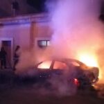 Notte di fuoco in Salento: incendiate due auto e danni all’esterno di un’attività