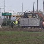 Putignano, camion si incastra sul passaggio a livello