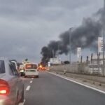 Auto in fiamme sulla SS 96: traffico in tilt, soccorso sul posto (video)