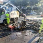 Paura a Foggia, a fuoco un mezzo per la raccolta della carta (video)