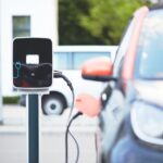 Auto elettriche ancora di nicchia in Italia, ma il mercato ibrido vola