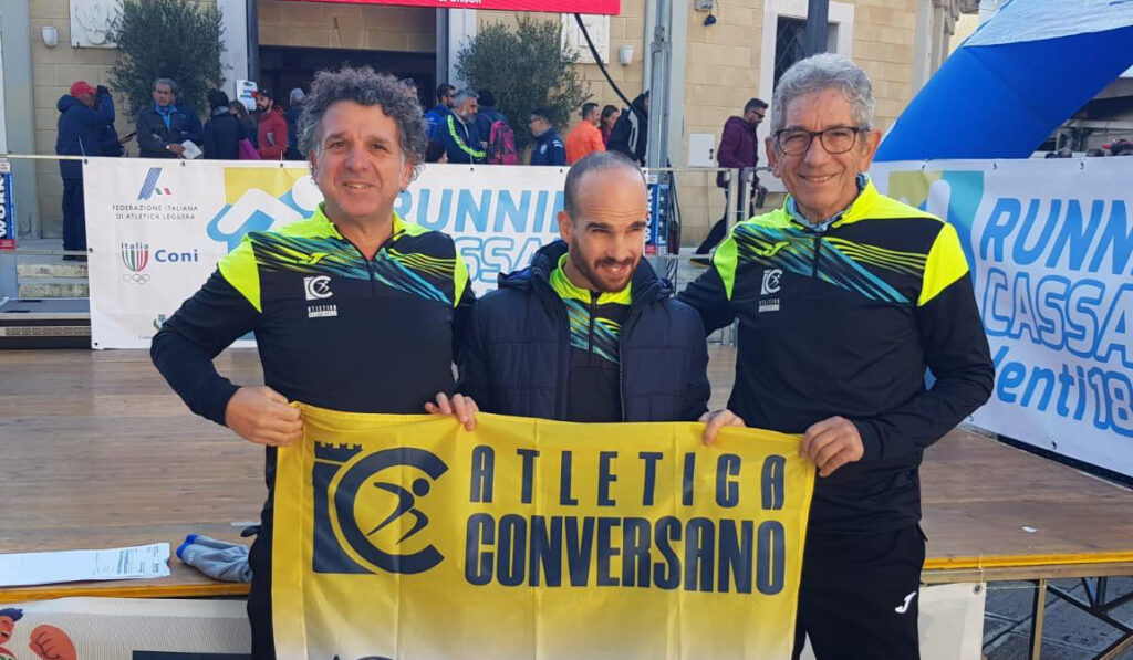 Runners dell'Atletica Conversano in gara durante gli eventi podistici a Cassano e Taranto, weekend di successi e partecipazioni per il club giallonero.