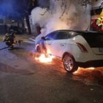 Oria, auto in fiamme nel centro abitato: paura in via Latiano