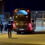 Tensione a Taranto: pullman dei calciatori preso a sassate (video)