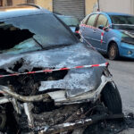 Brindisi, incendia due auto poi cade in moto e fugge